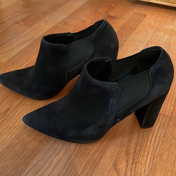 🥳 Marc Fisher Black Suede Ankle Bootie - Picture 2 of 5